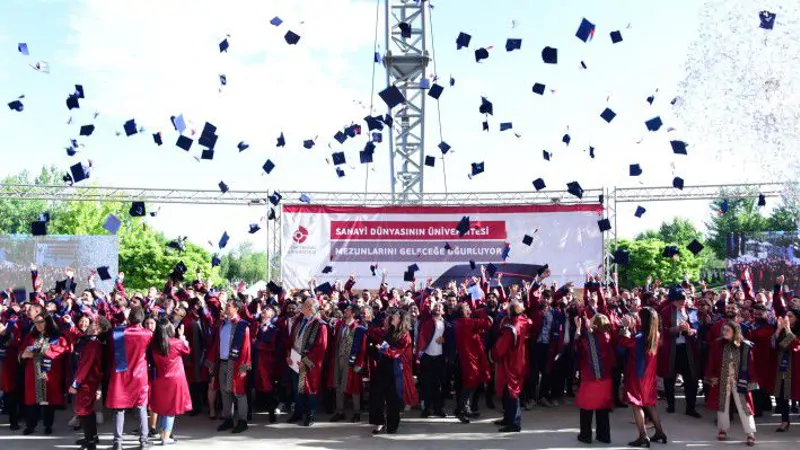 OSTİM Teknik Üniversitesinde Mezunlar Geleceğe Uğurlandı