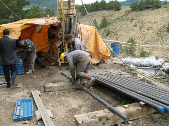 Maden sondaj makinası