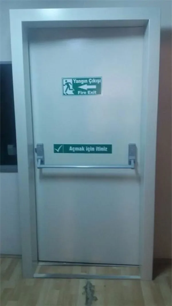 Panik Barlı ve Kilitli Yangın Kapısı