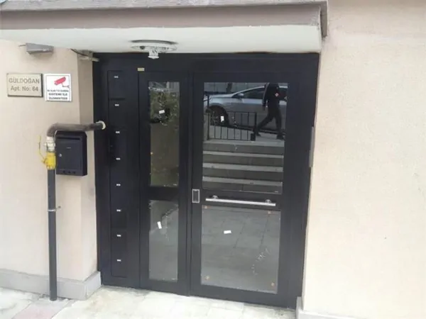 Apartman Giriş Kapısı