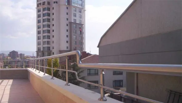 Parapet Üzeri Korkuluklar
