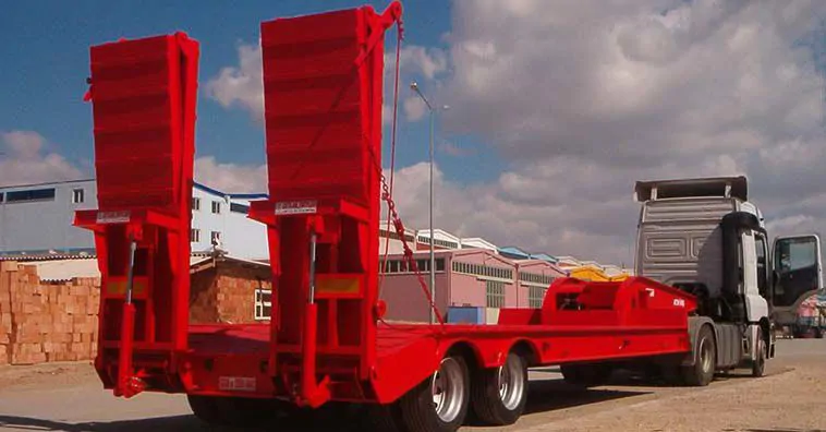 2-axle, 8-tire, flat platform lowbed.