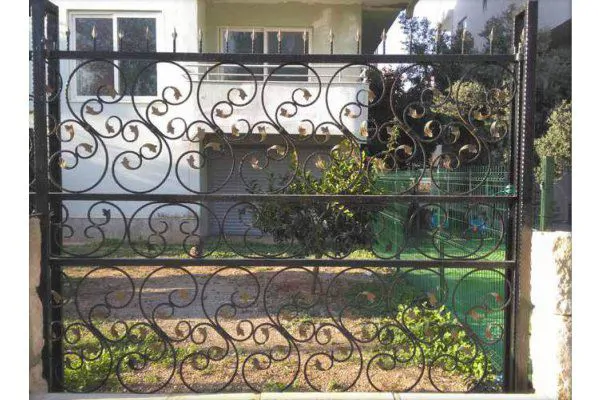 WROUGHT IRON KIDNEY
